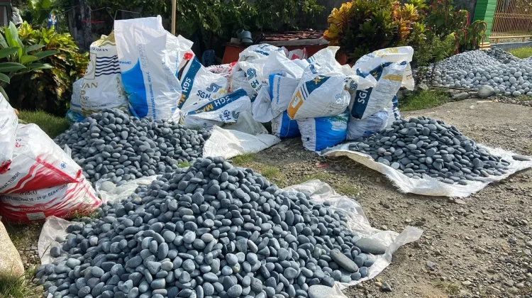 Pantai Batu Putih Bengkulu Selatan, memiliki Potensi Ekonomi Penghasil Batu Hias