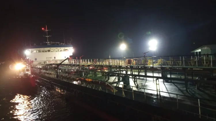 Kapal BBM Kembali Sandar di Pelabuhan Pulau Baai, Penuhi Pasokan Energi Masyarakat