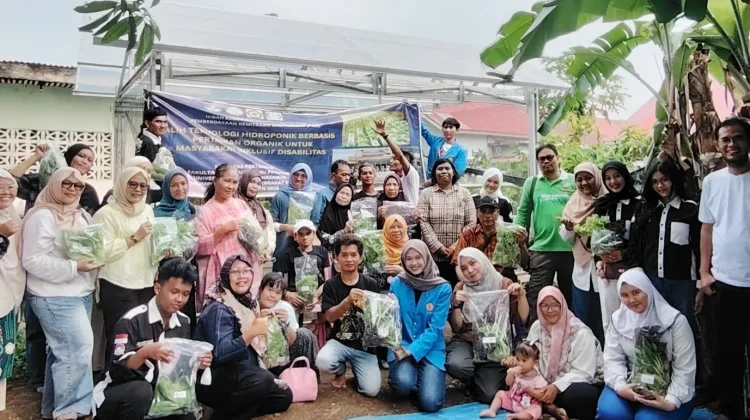 Dosen Unihaz Dampingi Penyandang Disabilitas Budidaya Sayuran Hidroponik