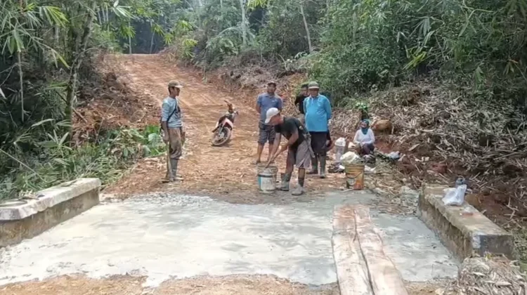 Jalan Usaha Tani Desa Bajak I Kini Bisa Dilalui Kendaraan Roda Empat