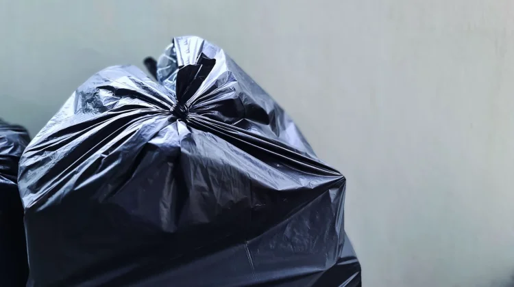 Bahaya Plastik Hitam untuk Bungkus Makanan, Ini Risikonya bagi Kesehatan