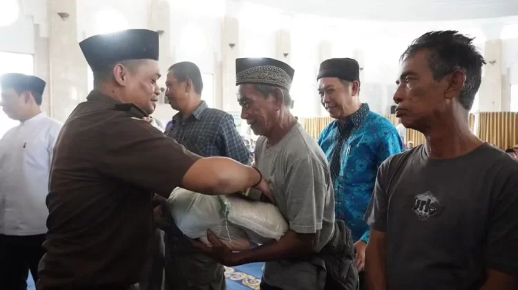 Pemkot Bengkulu Salurkan Sembako untuk Duda dan Penggali Kubur