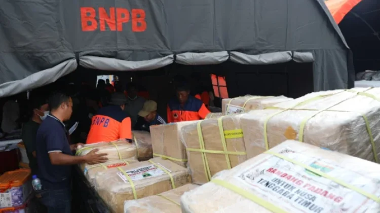 Sumbar Salurkan 2,2 Ton Rendang untuk Korban Bencana Nusa Tenggara Timur