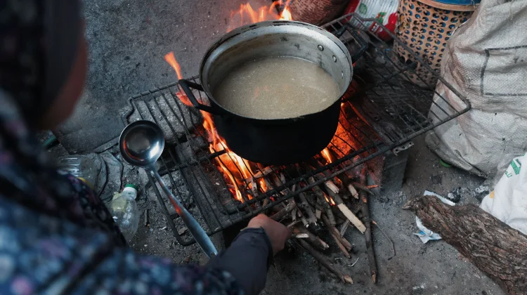 Benarkah Menanak Nasi dengan Kayu Bakar Lebih Enak?