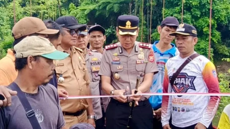 Kapolres Kaur Resmikan 2 Unit Jembatan Merah Putih di Pagulu dan Nasal