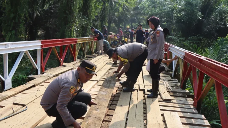 Polri dan Warga Gotong Royong Perbaiki Jembatan Keramat di Padang Jaya
