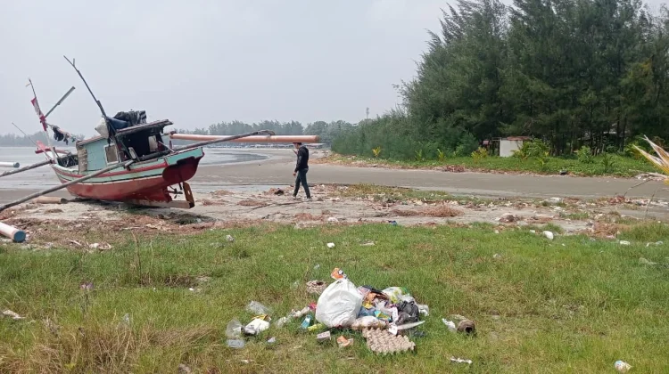 Sampah Ganggu Keindahan Pantai Pondok Besi Bengkulu