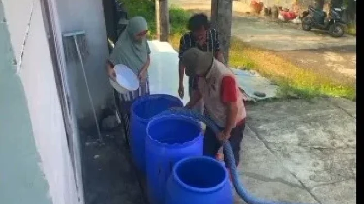 Kemarau BPBD Kota Bengkulu Salurkan Air Bersih ke Warga