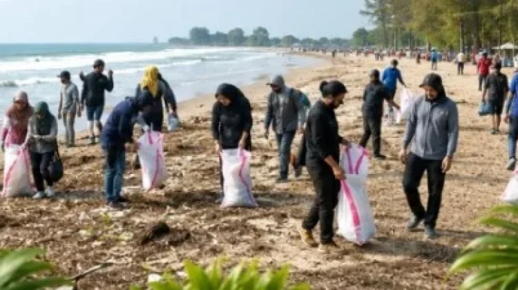 Pemkot Bengkulu Perkuat Kebersihan Pantai Panjang