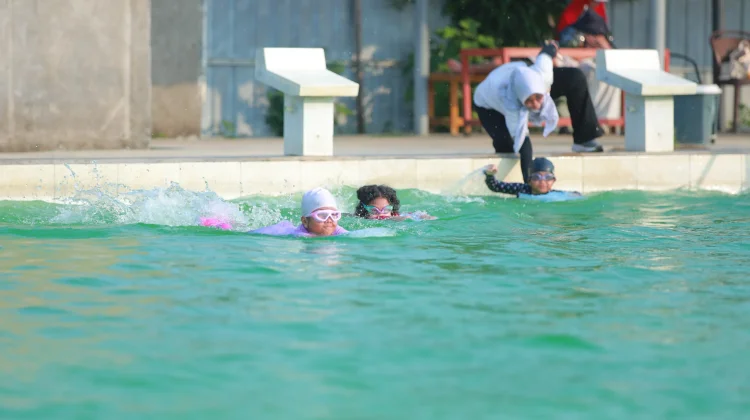 Mengenalkan Olahraga Berenang bagi Balita
