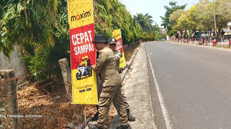 Satpol PP Kota Bengkulu Tertibkan Reklame Tak Berizin