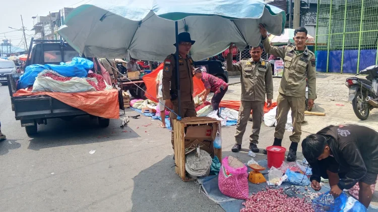 Satpol PP Kota Bengkulu Tertibkan PKL di Kawasan Pasar Panorama