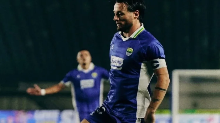 Marc Klok Targetkan Kemenangan Persib saat Menjamu PSM di Laga Perdana