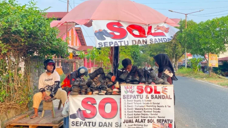 Keahlian Tukang Sol Sepatu yang Mulai Jarang Ditemui