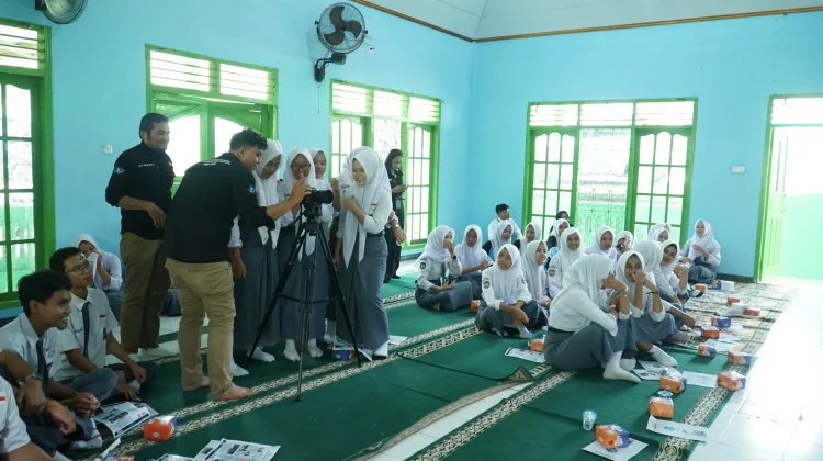 Lab Jurnalistik FISIP UNIB Bekali Siswa SMA 3 Benteng Keterampilan Fotografi