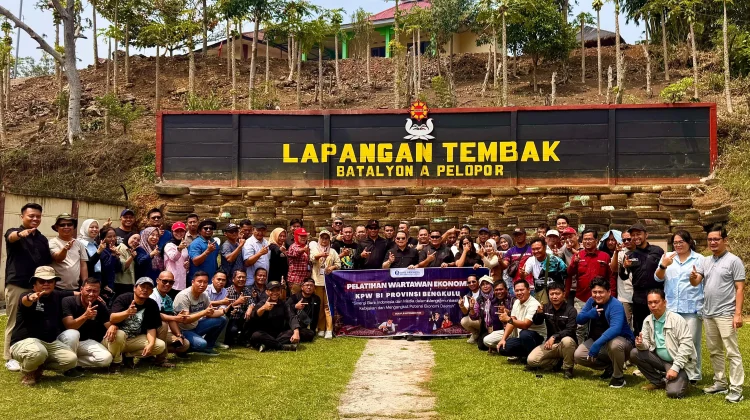 Wartawan Bengkulu Ikuti Latihan Menembak Bersama BI dan Brimob Polda