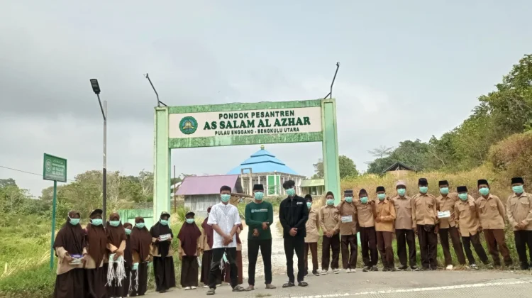 Warga Enggano Manfaatkan Bantuan Masker Hadapi Abu Vulkanik Anak Krakatau
