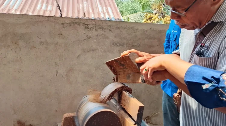 Camat Pondok Kelapa Dorong Warga Manfaatkan Limbah Sabut Kelapa