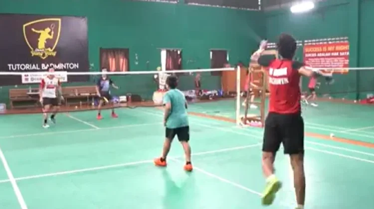 Cara Mengatasi Smash Keras dari Pemain Belakang dalam Permainan Badminton