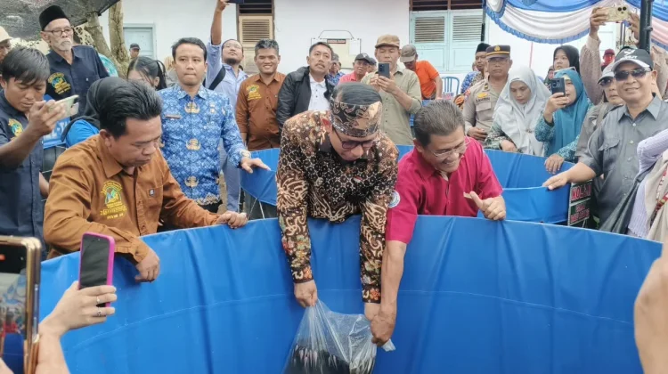 Kebun Tebeng Jadi Percontohan Pengelolaan Sampah Berbasis Ekonomi Produktif