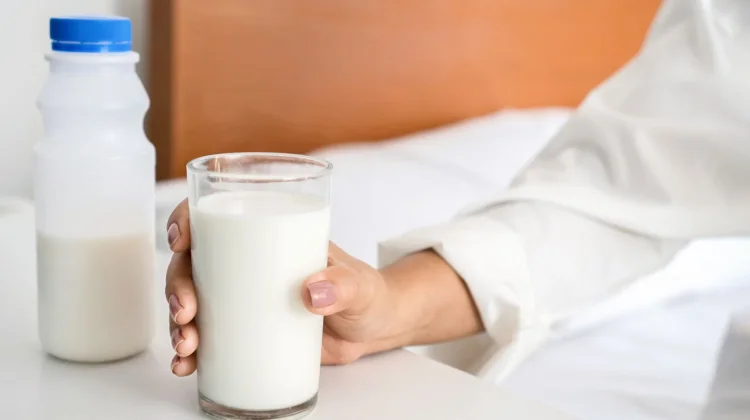 Minum Susu sebelum Tidur Bikin Gemuk? Ini Faktanya