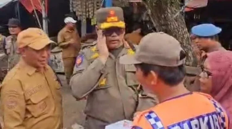 Satpol PP Ingatkan Pemegang SPT Parkir Pasar Panorama Patuhi Ketentuan