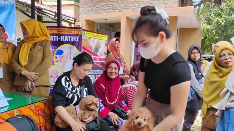 Warga Antusias Vaksinasi Rabies Hewan dalam Rangka Bulan Bakti Peternakan
