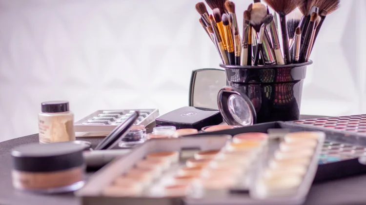 Cara Memilih Alas Bedak untuk Kulit Kombinasi agar Makeup Tetap Tahan Lama