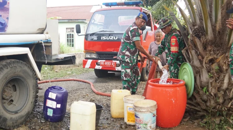 Peduli Kesulitan Masyarakat terdampak Kekeringan, TNI Salurkan Air Bersih
