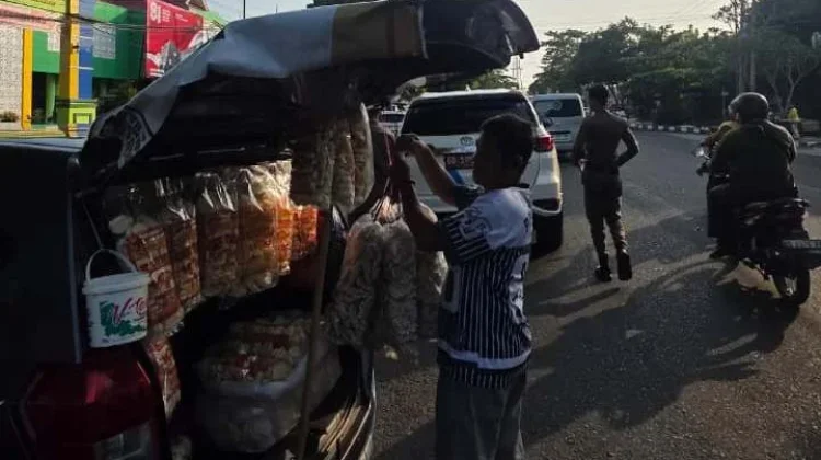 Pedagang Gunakan Mobil Berjualan di Jalan Basuki Rahmat Ditegur Satpol PP