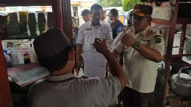 Satpol PP Tegur PKL di Jalan Mahoni