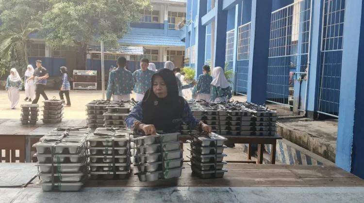 Siswa SMPN 1 Kota Bengkulu Antusias Terima Program MBG