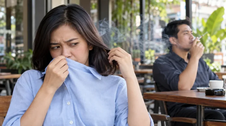 Mengapa Bau Rokok Menempel di Baju dan Rambut?