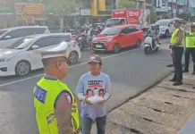 Tali Kasih, Satlantas Polresta Bengkulu Bagikan Takjil ke Pengendara