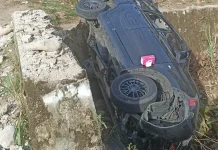 Hindari Tabrakan, Minibus Terjun ke Parit 5 Penumpang Selamat