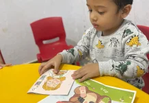 Melatih Fokus Anak melalui Kegiatan Tempel Gambar