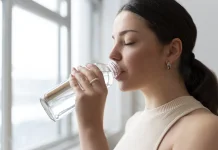Cara Menyesuaikan Minum Air Putih saat Puasa agar Tubuh Tetap Terhidrasi
