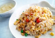 Menyajikan Nasi Goreng Ampela yang Lezat