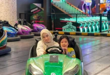 Menunggu Buka di Wahana permianan Anak dan Keluarga