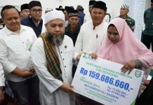 Safari Ramadhan, Gubernur Helmi Serahkan Sejumlah Bantuan