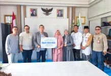 Bupati Kepahiang Serahkan Santunan Kematian kepada Ahli Waris Kades Permu