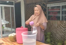 Bulan Ramadhan Peluang Bagi Pedagang Kelapa Muda Musiman