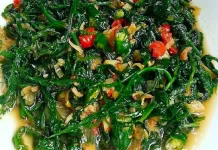 Mengolah Tumisan Pakis Cabe Hijau yang Lezat