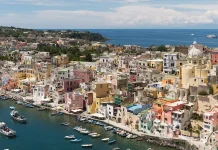 Menjelajahi Procida: Pesona Pastel di Tepi Laut Mediterania