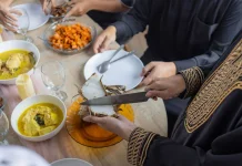 Tips Sehat saat Lebaran: Cara Mengontrol Berat Badan meski Banyak Hidangan