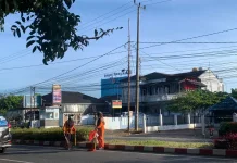 Di Tengah Puasa Ramadan, Tukang Sapu Jalanan Tetap Setia Menjaga Kebersihan