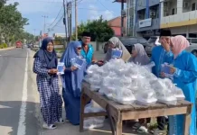 Berkah Ramadhan, Kantor Berkah Cinta Sholawat Bengkulu Bagikan Takjil