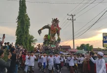 Ratusan Warga Antusias Menyakisikan Ogoh-Ogoh Desa Rama Agung