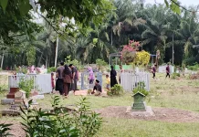 Tradisi Ziarah Kubur jelang Idulfitri, TPU Desa Semundam