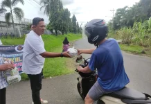 Tebar Kepedulian, Kalapas Arga Makmur Bagikan Takjil untuk Pengendara